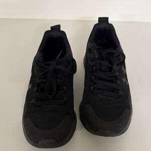 Black women’s under armor sneakers